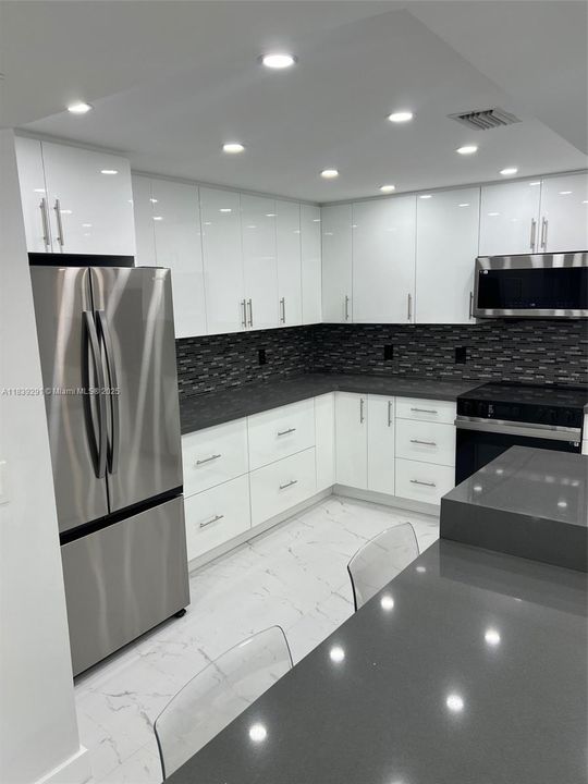 待售: $1,900,000 (2 贝兹, 2 浴室, 1688 平方英尺)