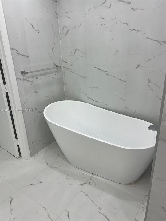 待售: $1,900,000 (2 贝兹, 2 浴室, 1688 平方英尺)