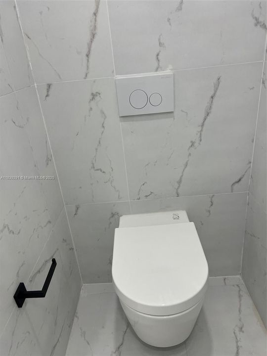 待售: $1,900,000 (2 贝兹, 2 浴室, 1688 平方英尺)