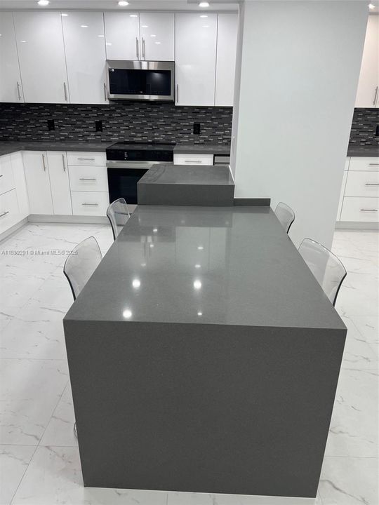 待售: $1,900,000 (2 贝兹, 2 浴室, 1688 平方英尺)