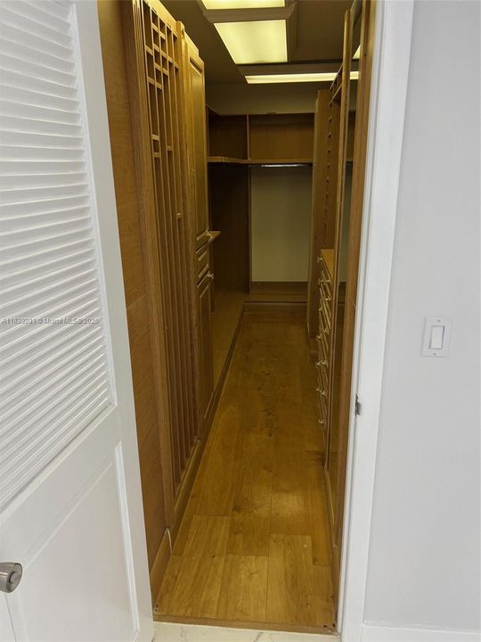 待售: $1,900,000 (2 贝兹, 2 浴室, 1688 平方英尺)