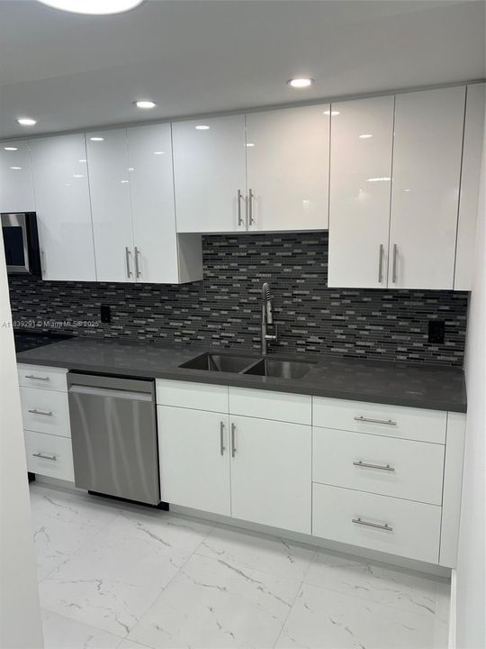 待售: $1,900,000 (2 贝兹, 2 浴室, 1688 平方英尺)