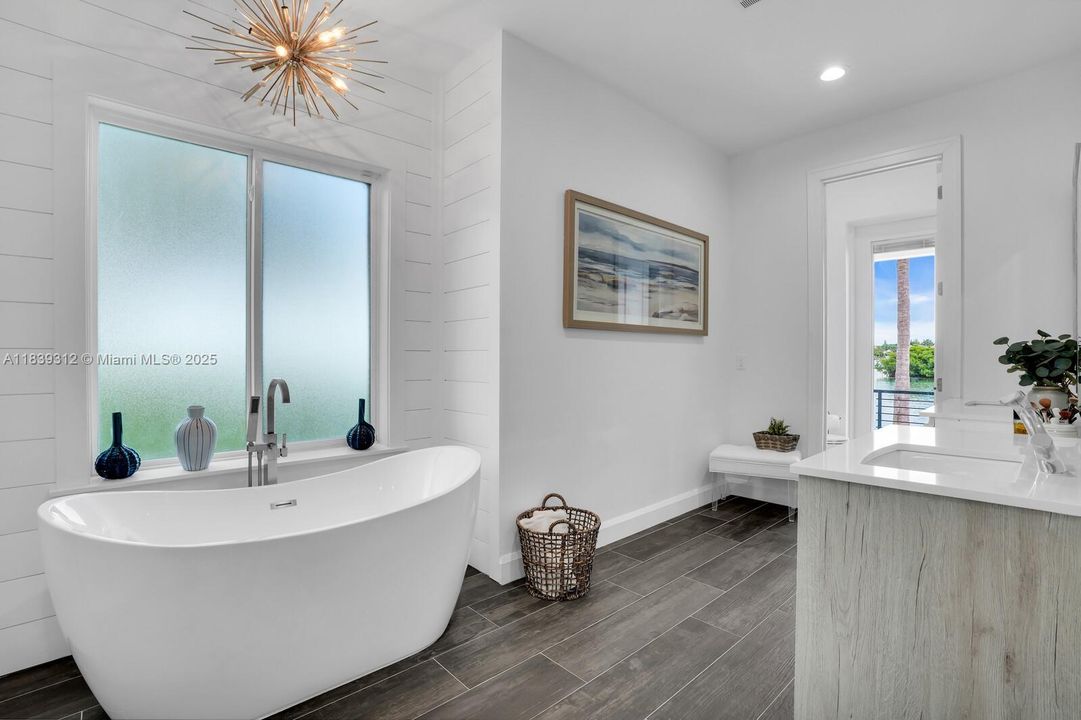 For Sale: $11,900,000 (3 beds, 3 baths, 2886 Square Feet)