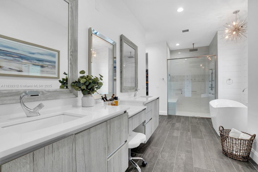 For Sale: $11,900,000 (3 beds, 3 baths, 2886 Square Feet)