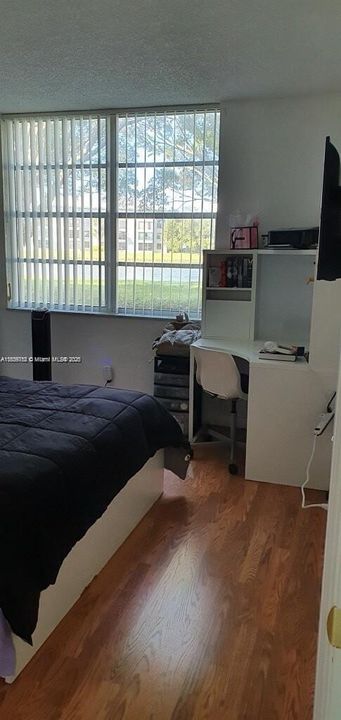 Active With Contract: $1,695 (1 beds, 1 baths, 870 Square Feet)