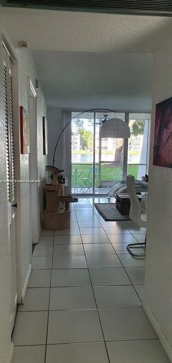 Active With Contract: $1,695 (1 beds, 1 baths, 870 Square Feet)