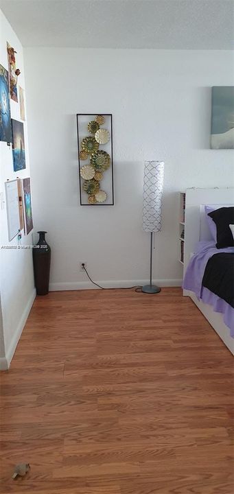 Active With Contract: $1,695 (1 beds, 1 baths, 870 Square Feet)