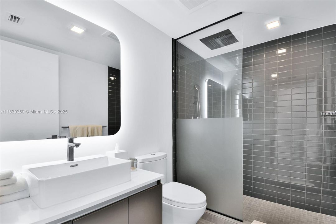 Недавно продано: $450,000 (1 спален, 1 ванн, 597 Квадратных фут)