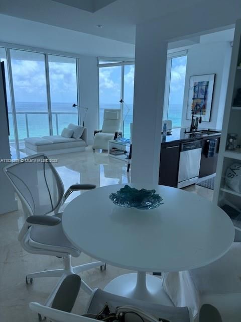 最近售出: $1,650,000 (2 贝兹, 2 浴室, 1126 平方英尺)