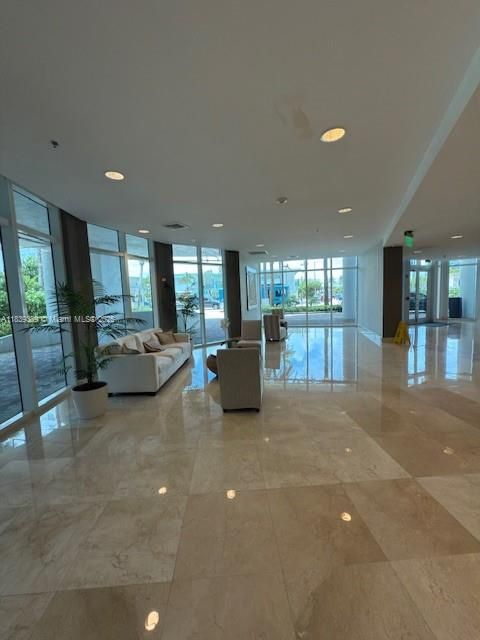 最近售出: $1,650,000 (2 贝兹, 2 浴室, 1126 平方英尺)