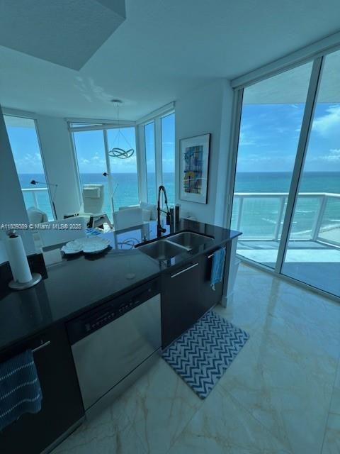 最近售出: $1,650,000 (2 贝兹, 2 浴室, 1126 平方英尺)