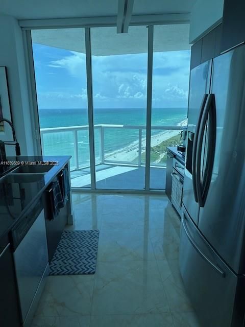 最近售出: $1,650,000 (2 贝兹, 2 浴室, 1126 平方英尺)