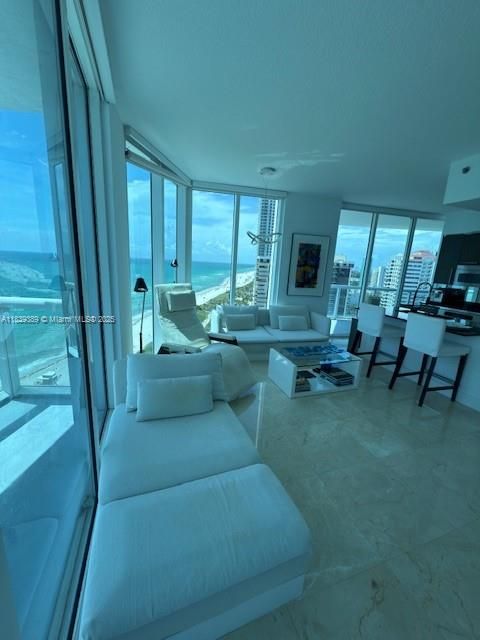 最近售出: $1,650,000 (2 贝兹, 2 浴室, 1126 平方英尺)