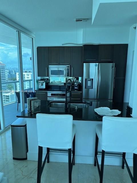 最近售出: $1,650,000 (2 贝兹, 2 浴室, 1126 平方英尺)