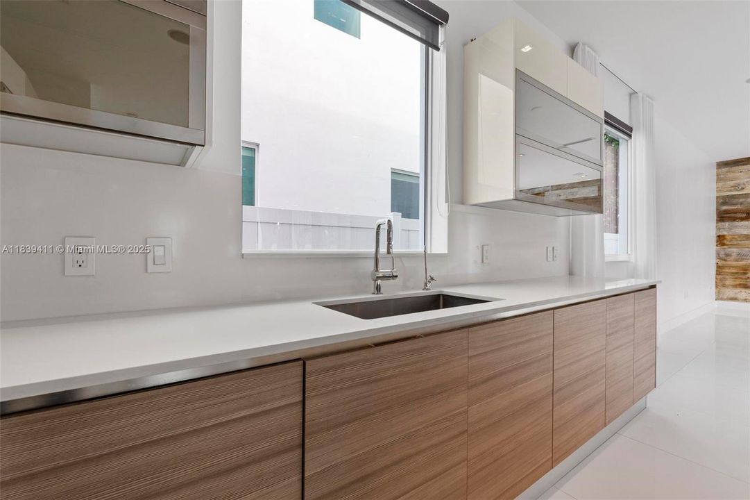 На продажу: $2,450,000 (5 спален, 4 ванн, 3537 Квадратных фут)