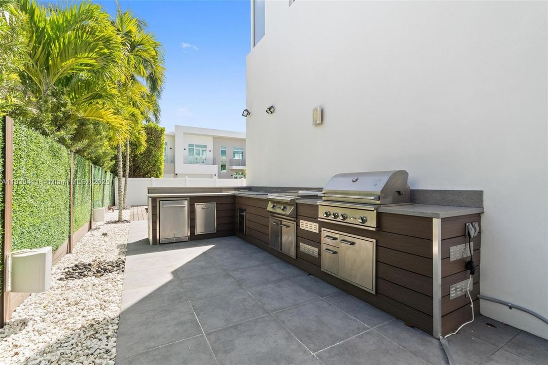 На продажу: $2,450,000 (5 спален, 4 ванн, 3537 Квадратных фут)