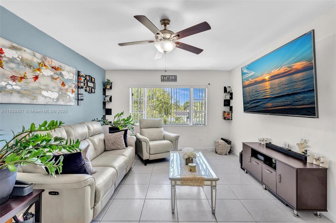 На продажу: $195,000 (2 спален, 2 ванн, 1100 Квадратных фут)