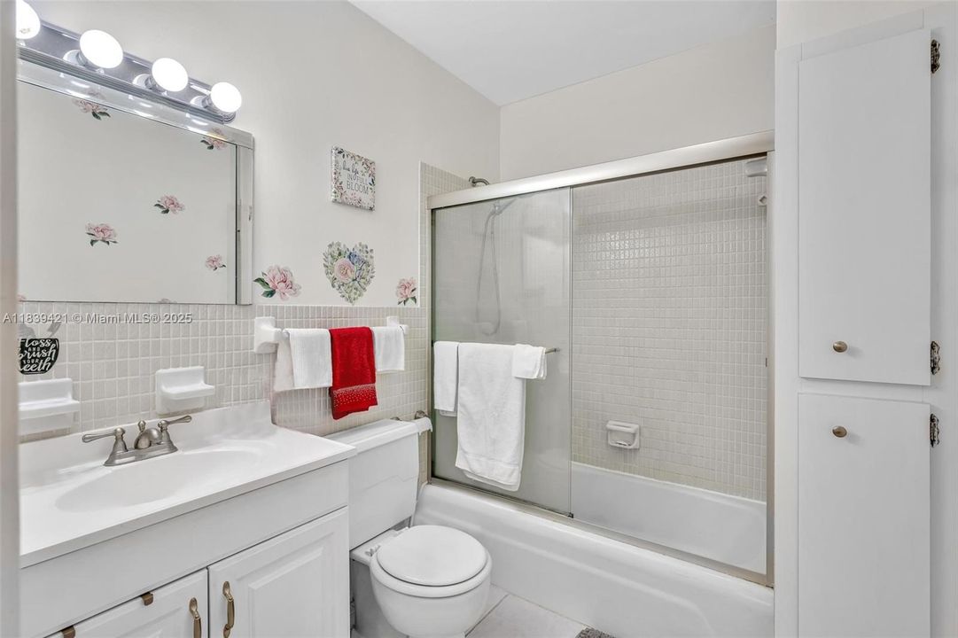 На продажу: $195,000 (2 спален, 2 ванн, 1100 Квадратных фут)