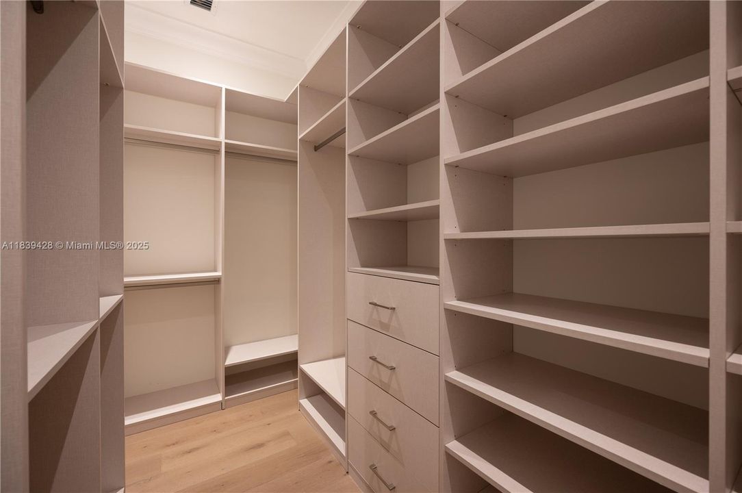 出租: $34,000 (7 贝兹, 6 浴室, 5616 平方英尺)