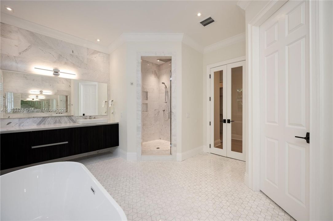 出租: $34,000 (7 贝兹, 6 浴室, 5616 平方英尺)