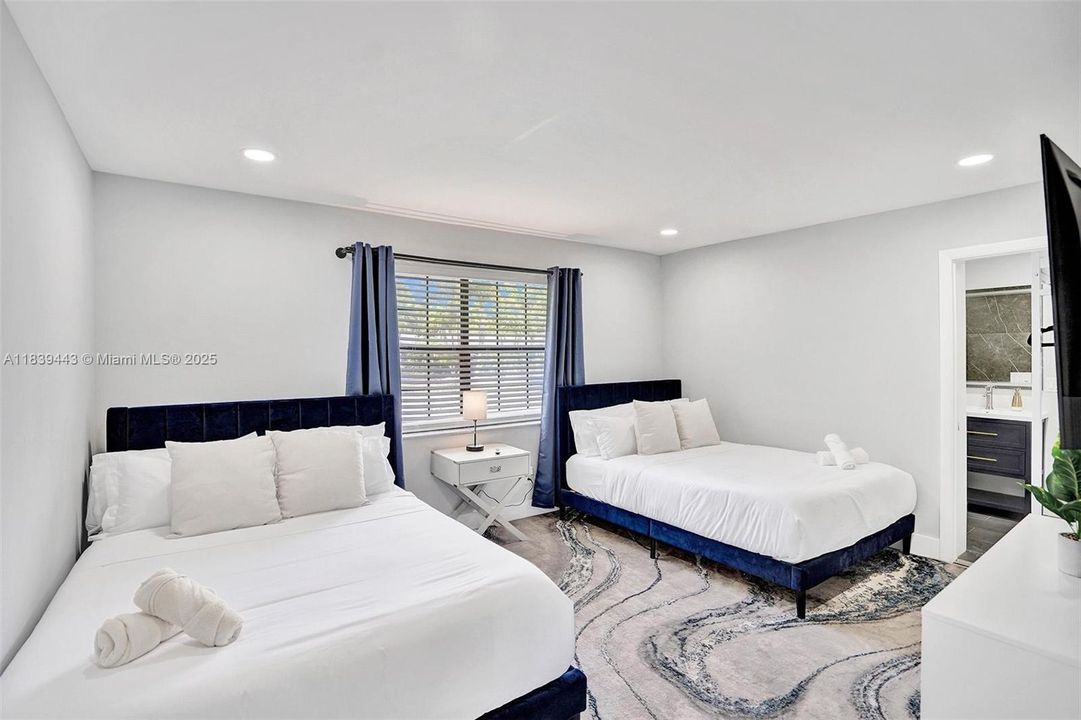 Recently Sold: $1,300,000 (6 beds, 4 baths, 3220 Square Feet)