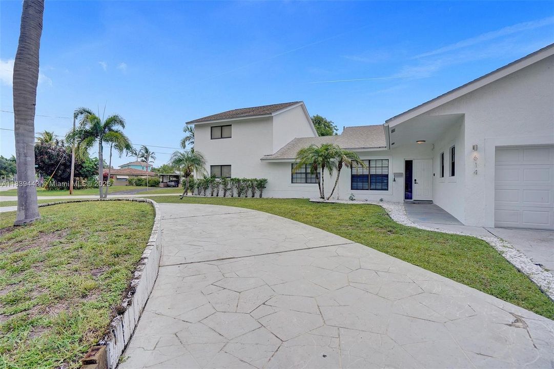 Recently Sold: $1,300,000 (6 beds, 4 baths, 3220 Square Feet)