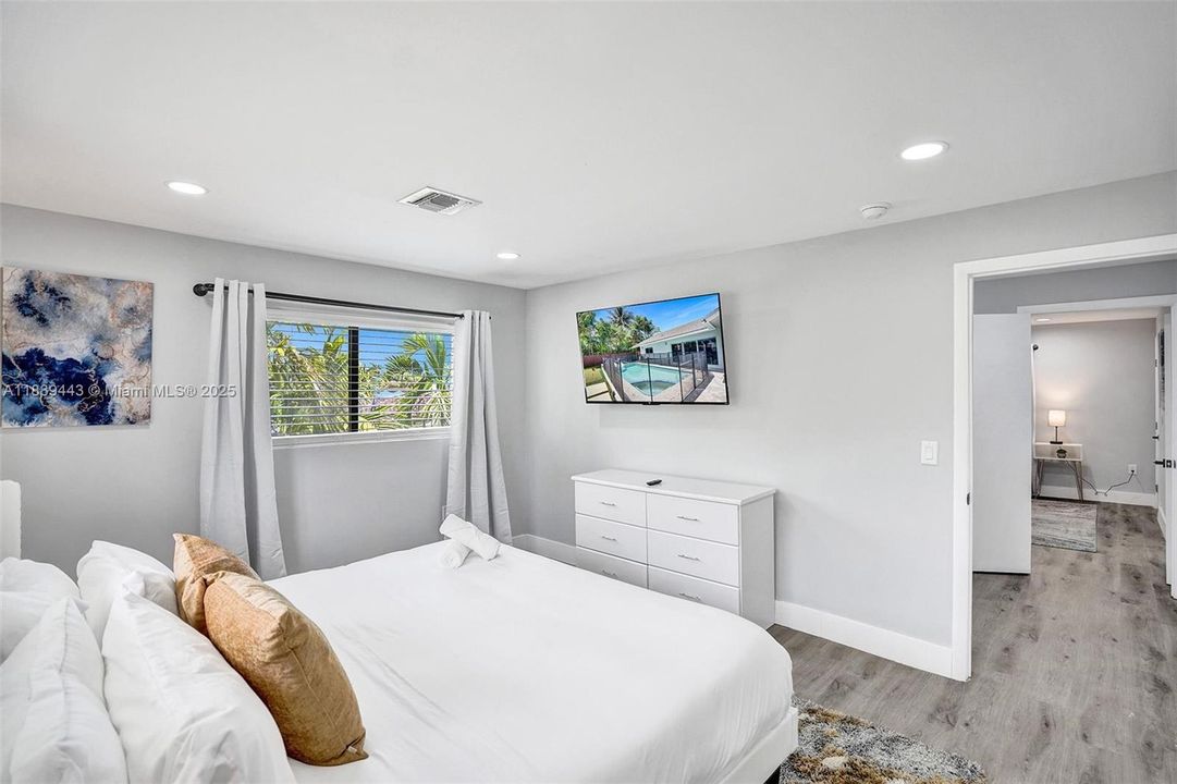 Recently Sold: $1,300,000 (6 beds, 4 baths, 3220 Square Feet)