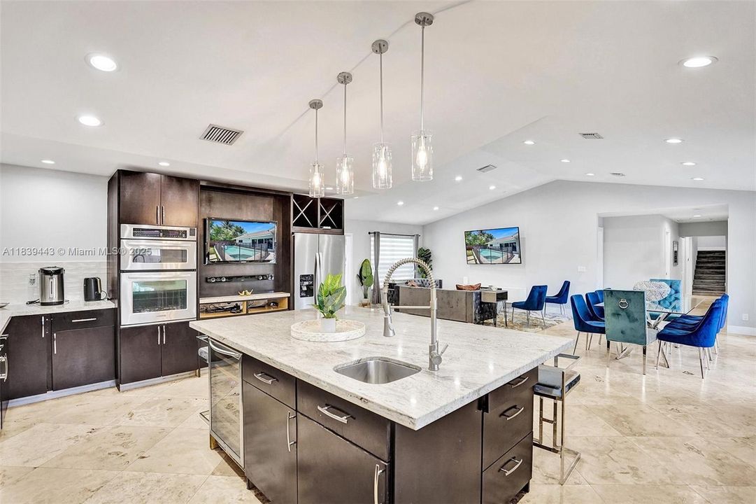 Recently Sold: $1,300,000 (6 beds, 4 baths, 3220 Square Feet)