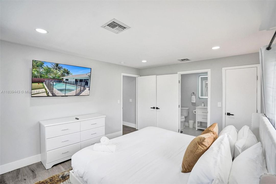 Recently Sold: $1,300,000 (6 beds, 4 baths, 3220 Square Feet)