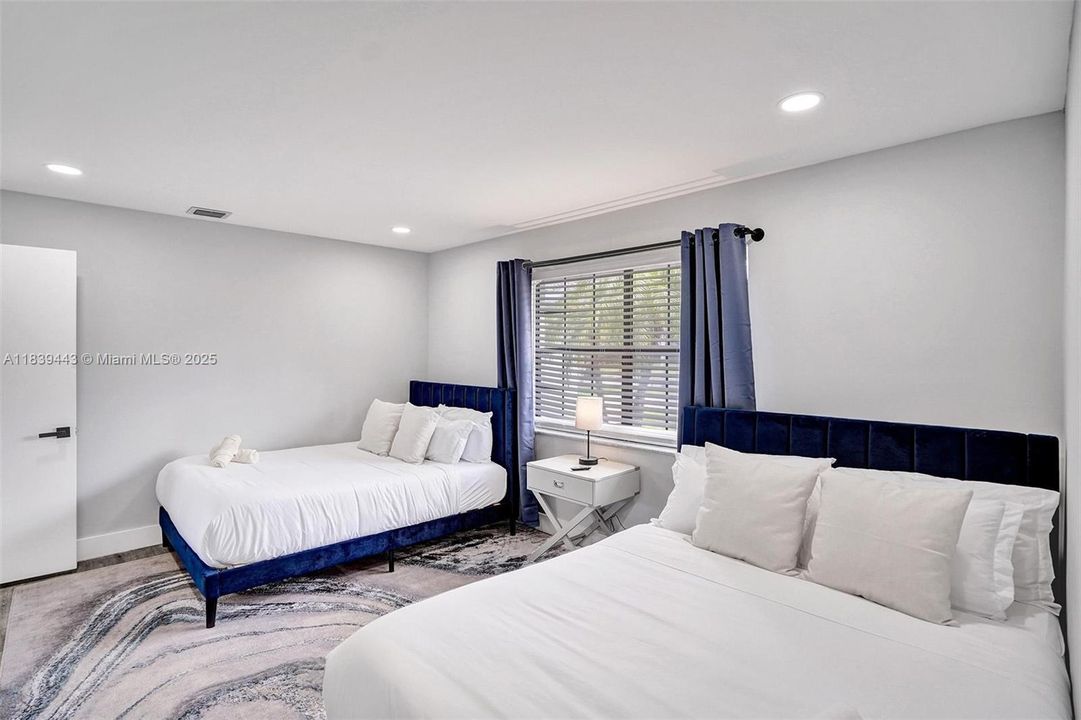 Recently Sold: $1,300,000 (6 beds, 4 baths, 3220 Square Feet)