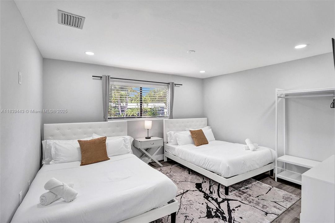 Recently Sold: $1,300,000 (6 beds, 4 baths, 3220 Square Feet)