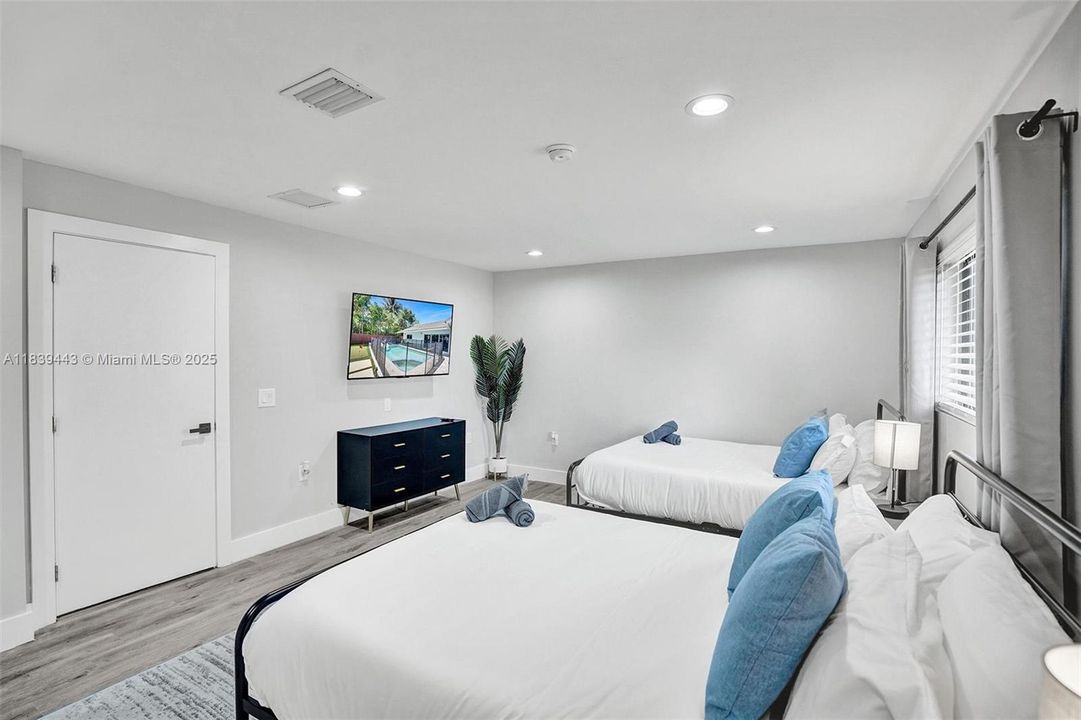 Recently Sold: $1,300,000 (6 beds, 4 baths, 3220 Square Feet)