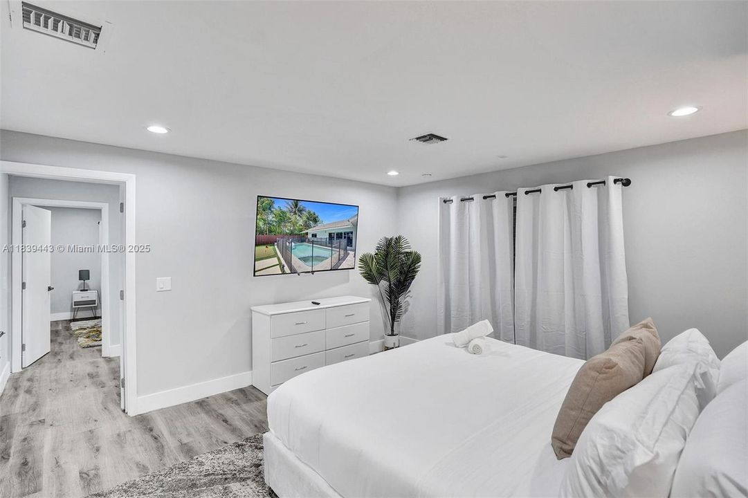 Recently Sold: $1,300,000 (6 beds, 4 baths, 3220 Square Feet)