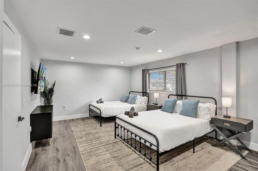 Recently Sold: $1,300,000 (6 beds, 4 baths, 3220 Square Feet)