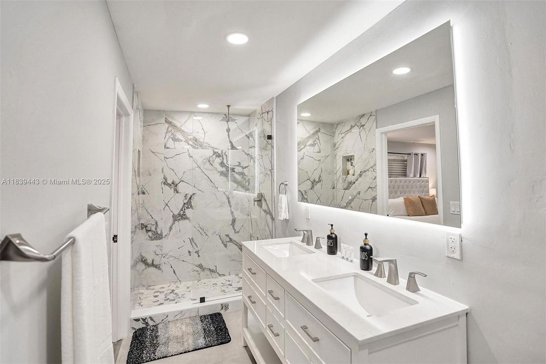 Recently Sold: $1,300,000 (6 beds, 4 baths, 3220 Square Feet)