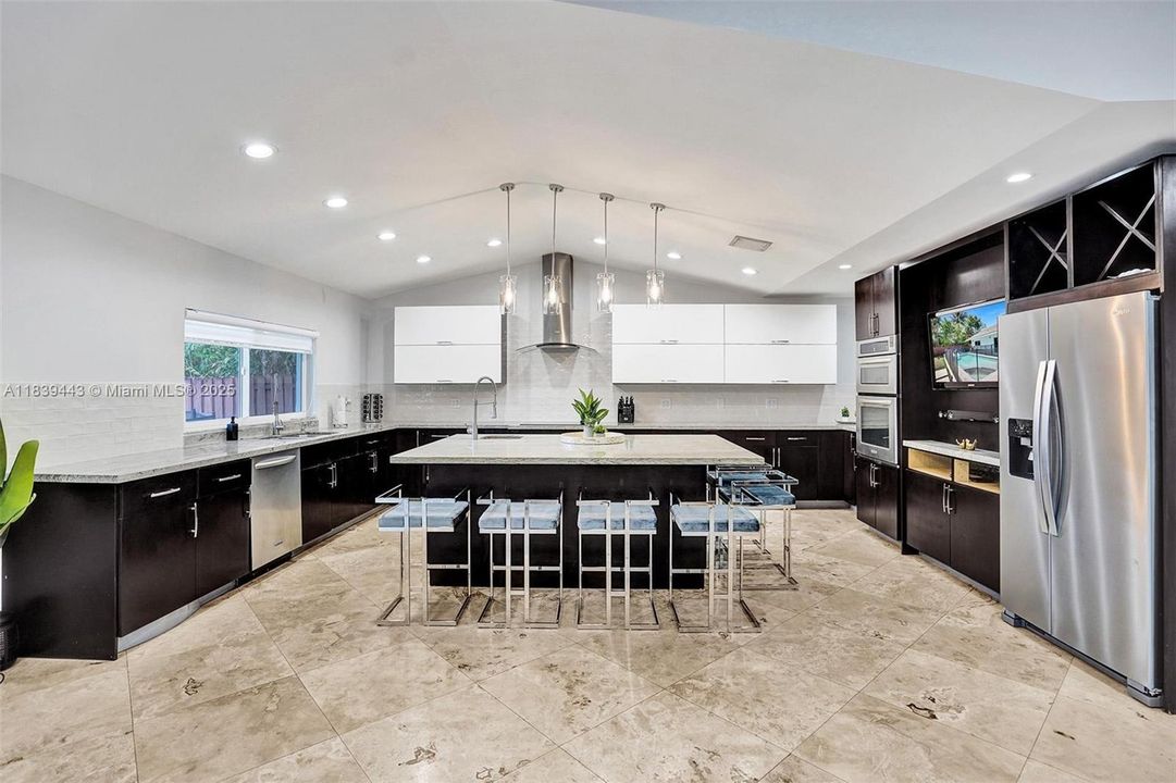 Recently Sold: $1,300,000 (6 beds, 4 baths, 3220 Square Feet)