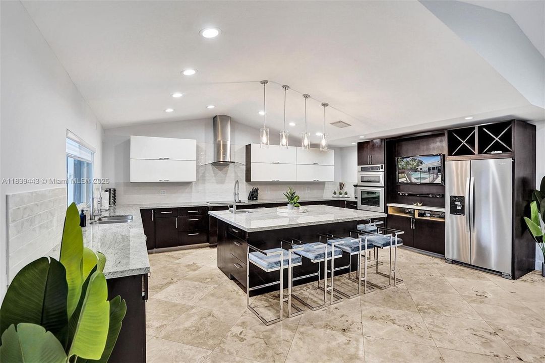 Recently Sold: $1,300,000 (6 beds, 4 baths, 3220 Square Feet)