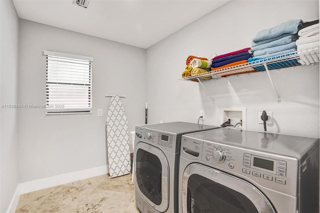 Recently Sold: $1,300,000 (6 beds, 4 baths, 3220 Square Feet)