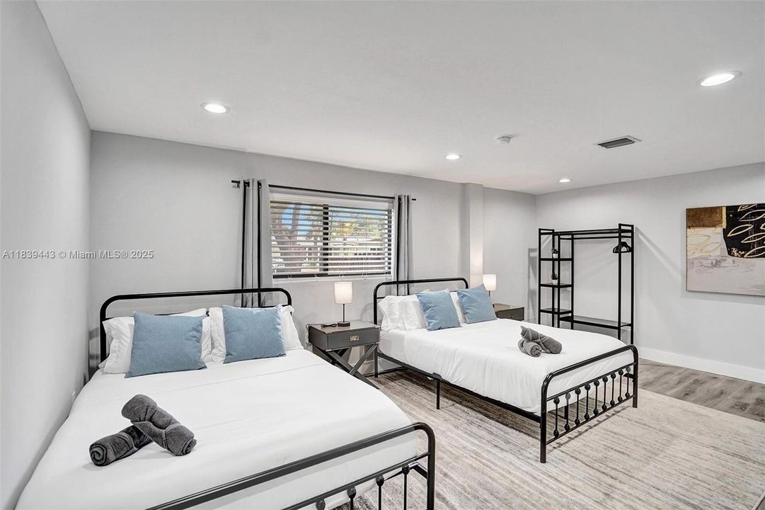 Recently Sold: $1,300,000 (6 beds, 4 baths, 3220 Square Feet)