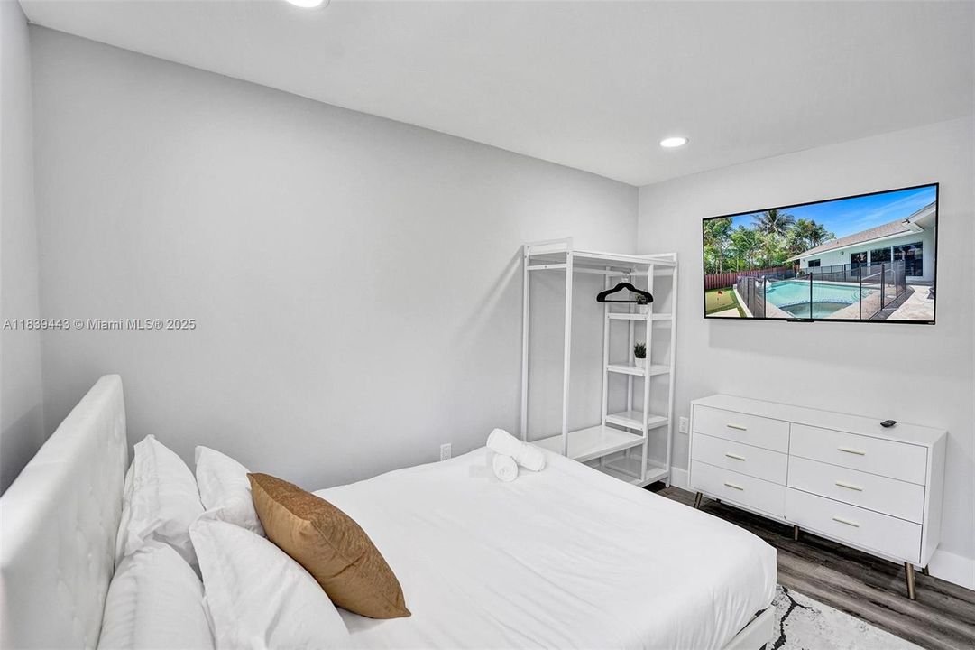 Recently Sold: $1,300,000 (6 beds, 4 baths, 3220 Square Feet)