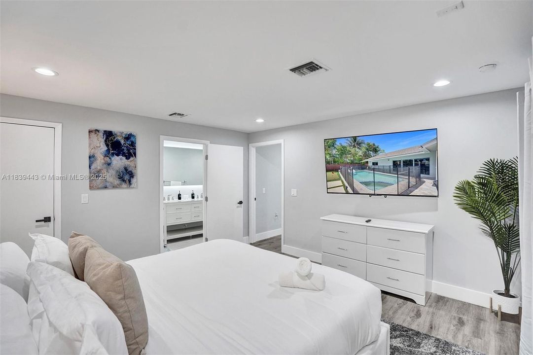 Recently Sold: $1,300,000 (6 beds, 4 baths, 3220 Square Feet)