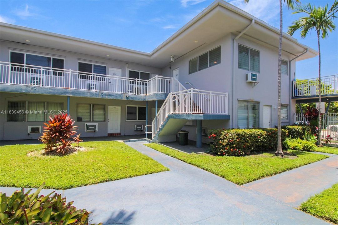 Secure 2nd floor unit 75th Steps from Collins and the Beach