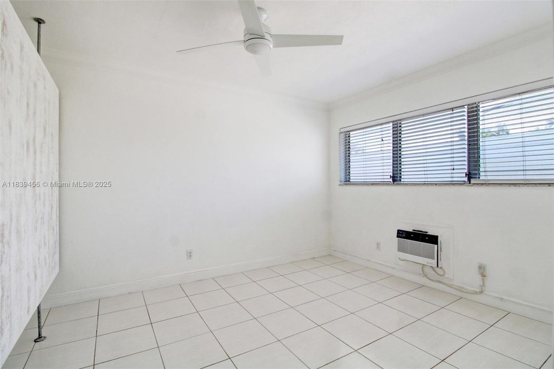 Large master bedroom space for king-bed and lamp-tables