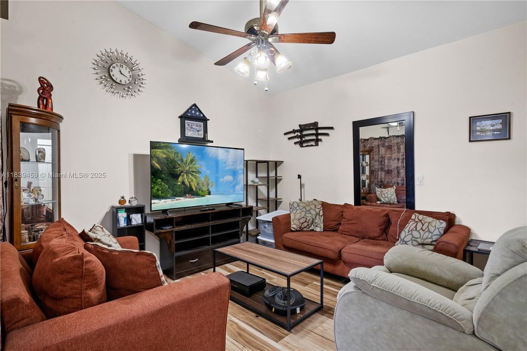 For Sale: $269,000 (3 beds, 2 baths, 1195 Square Feet)