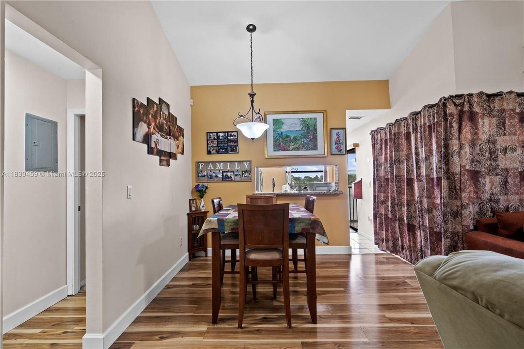 For Sale: $269,000 (3 beds, 2 baths, 1195 Square Feet)