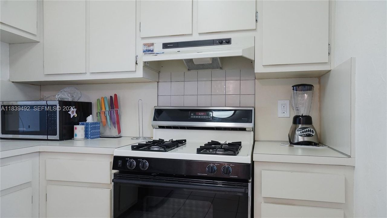 На продажу: $299,000 (1 спален, 1 ванн, 660 Квадратных фут)