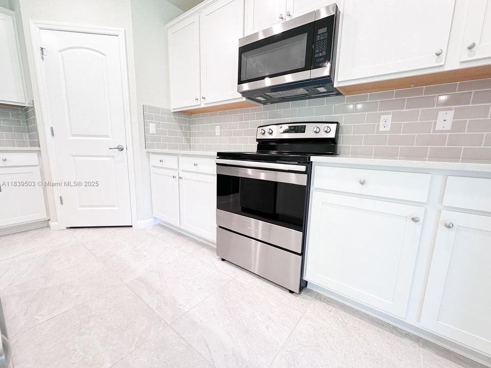 最近租的: $2,500 (3 贝兹, 2 浴室, 1663 平方英尺)