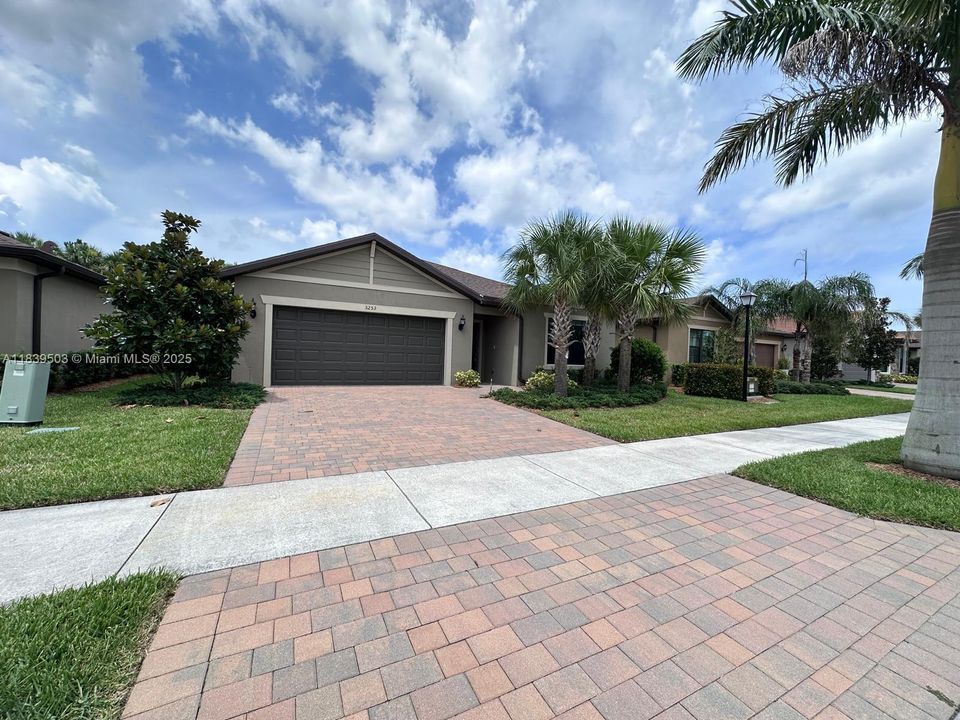 最近租的: $2,500 (3 贝兹, 2 浴室, 1663 平方英尺)