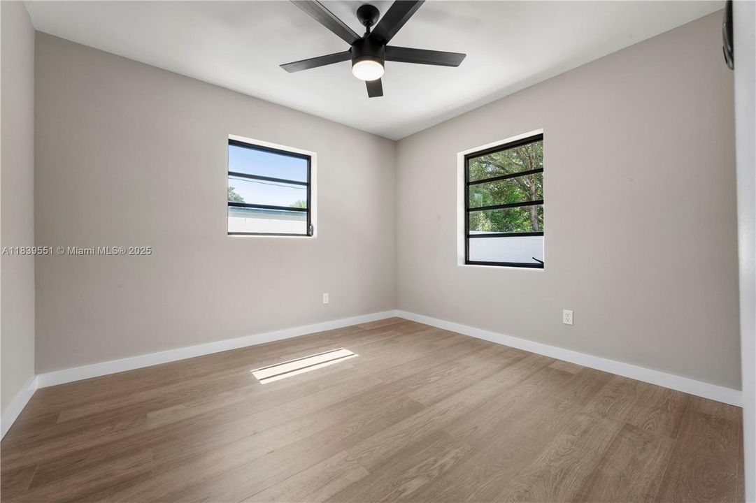 Под контрактом: $269,900 (3 спален, 1 ванн, 950 Квадратных фут)