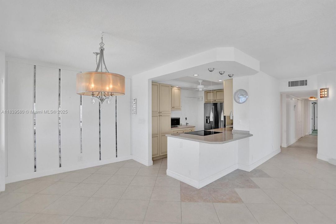 Vendido Recientemente: $879,000 (3 camas, 2 baños, 1600 Pies cuadrados)